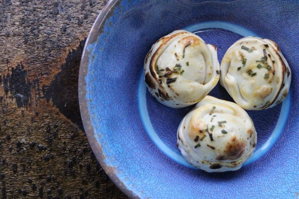 Empanadas de cóctel de queso en plato azul