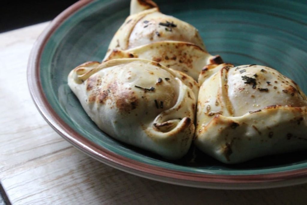 Empanadas de cóctel en plato de cerámica