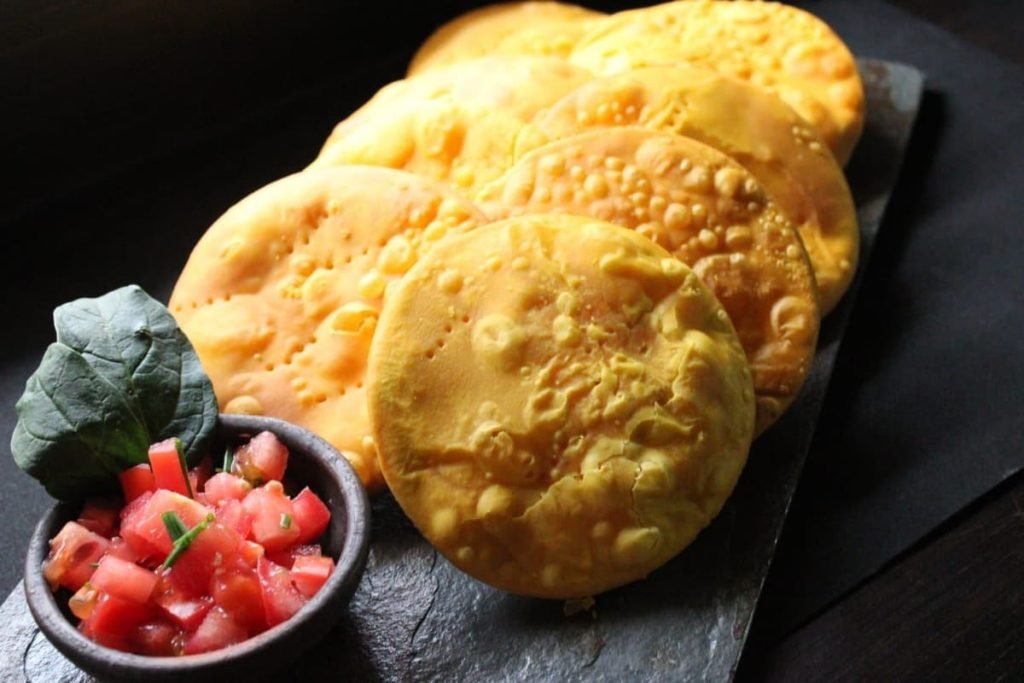Sopaipillas cóctel con pebre